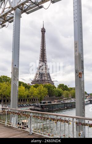 La Torre Eiffel vista dal ponte pedonale di Debilly sul fiume Senna, Parigi, Francia, Europa. Lucchetti d'amore sulle ringhiere del ponte dei piedi. Foto Stock