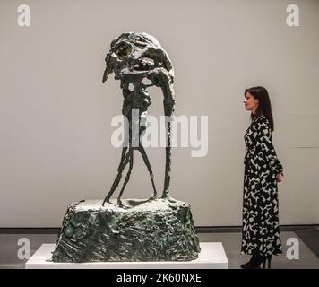 Londra UK 11 Ott 2022 Adam and Eve 1958 foglia d'oro e di bronzo dell'artista visuale americana, scultore e poeta Barbara Chase-Riboud apre la sua prima grande mostra personale nel Regno Unito a Serpentine North. La mostra comprende oltre 30 opere, tra cui una selezione di sculture su larga scala e opere su carta dal 1960s ad oggi. Barbara Chase-Riboud: Infinite folds è aperto dal 11 ottobre 2022 al 29 gennaio 2023. Paul Quezada-Neiman/Alamy Live News Foto Stock