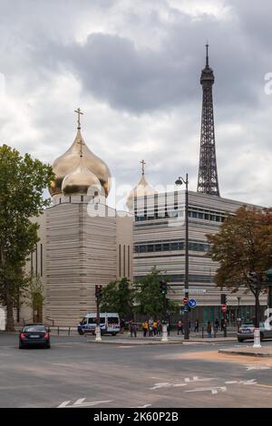 La Cattedrale della Santissima Trinità a Parigi. Una cattedrale ortodossa russa con cupole dorate. Torre Eiffel sullo sfondo, Parigi, Francia Europa Foto Stock