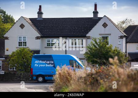 Un furgone a gas britannico parcheggiato in una strada a Halifax, West Yorkshire, Regno Unito, pubblicizzando 'tutto acceso per riparare la caldaia' come il prezzo del gas continua ad aumentare in tutto il Regno Unito.Credit: Windmill Images/Alamy Live News Foto Stock