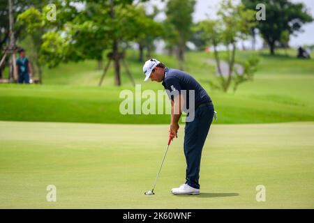 Patrick Reed degli Stati Uniti mette sul foro 13 durante il round finale del LIV Golf Invitational Bangkok al Stonehill Golf Course a Bangkok, THAILANDIA Foto Stock