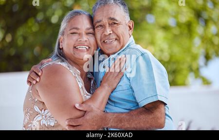 Amore, coppia anziana e abbraccio con il sorriso, felice e legame per celebrare, rapporto, matrimonio ed essere romantico insieme. Ritratto, uomo maturo e. Foto Stock