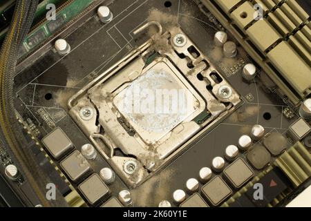 Processore del computer molto sporco. Microchip della CPU polveroso sulla scheda madre di un computer con tracce di grasso più freddo. La scheda elettronica nel computer Foto Stock