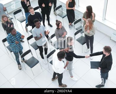 Immagine da sopra della gente di affari seduti intorno a conferenza de Foto Stock