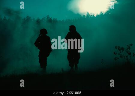 Marines degli Stati Uniti in azione. Battaglia militare, campo di battaglia della foresta, granate di fumo Foto Stock