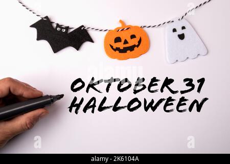 Ottobre 31 Halloween. Testo e decorazioni su sfondo bianco. Foto Stock