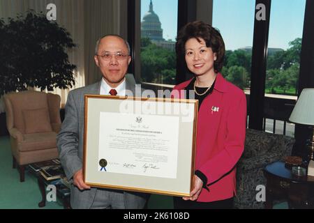 Ufficio del Segretario - il Segretario Elaine Chao presenta il certificato a Sam Mok Foto Stock