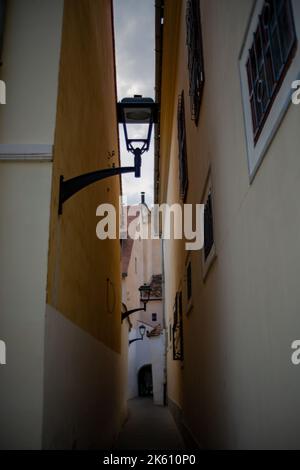 Un bellissimo scatto di una strada stretta tra gli edifici Foto Stock