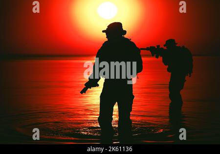 Soldati dell'esercito con fucili silhouette arancione tramonto in azione durante raid attraversando il fiume in acqua, due militanti con fucili Foto Stock