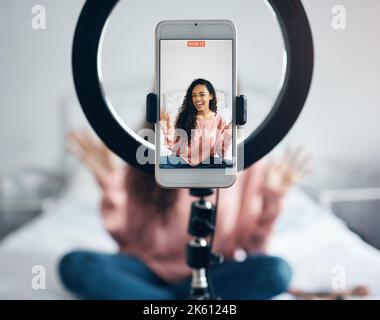 Streaming live, telefono e donna nera che parla di podcast video nella camera da letto di casa sua. Ragazza felice ed eccitata o influencer che parla sul Foto Stock