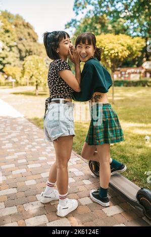 Gilrs giovani cute che trascorrono il tempo insieme e sentirsi eccitato Foto Stock