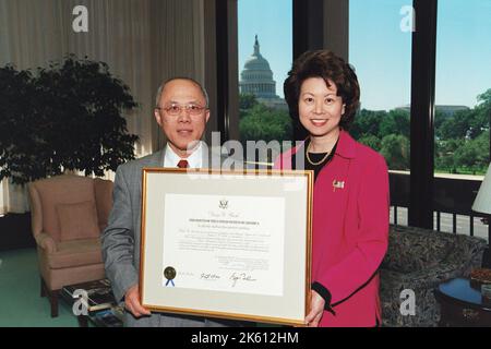 Ufficio del Segretario - il Segretario Elaine Chao presenta il certificato a Sam Mok Foto Stock