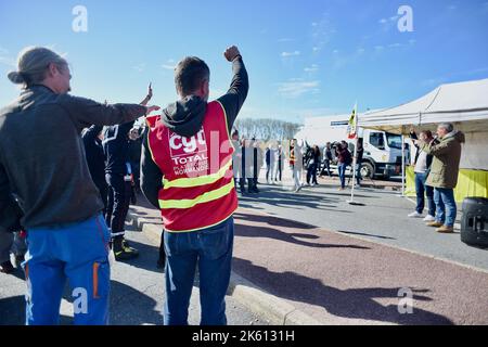 Le Havre, Francia, 11 ottobre 2022. I sindacalisti e i dipendenti DELLA CGT si riuniscono accanto alla raffineria TotalEnergies, a Gonfreville-l'Orcher, vicino a le Havre, nella Francia nordoccidentale, il 11 ottobre; 2022. I lavoratori hanno votato per continuare lo sciopero dei salari. Martedì il governo francese ha minacciato di rompere con la forza i blocchi delle raffinerie e dei depositi petroliferi, che sono stati paralizzati da operai in sciopero, mentre gli automobilisti hanno continuato ad assediare le stazioni di benzina nella speranza di riempire i loro serbatoi. Circa un terzo delle stazioni di servizio francesi erano ancora a basso consumo di benzina, o ne erano esaurite, come azione di sciopero contro il gigante dell'energia Tota Foto Stock