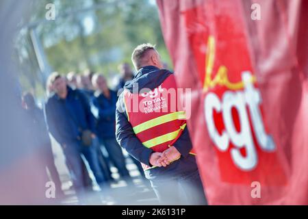 Le Havre, Francia, 11 ottobre 2022. I sindacalisti e i dipendenti DELLA CGT si riuniscono accanto alla raffineria TotalEnergies, a Gonfreville-l'Orcher, vicino a le Havre, nella Francia nordoccidentale, il 11 ottobre; 2022. I lavoratori hanno votato per continuare lo sciopero dei salari. Martedì il governo francese ha minacciato di rompere con la forza i blocchi delle raffinerie e dei depositi petroliferi, che sono stati paralizzati da operai in sciopero, mentre gli automobilisti hanno continuato ad assediare le stazioni di benzina nella speranza di riempire i loro serbatoi. Circa un terzo delle stazioni di servizio francesi erano ancora a basso consumo di benzina, o ne erano esaurite, come azione di sciopero contro il gigante dell'energia Tota Foto Stock