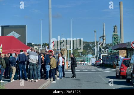 Le Havre, Francia, 11 ottobre 2022. I sindacalisti e i dipendenti DELLA CGT si riuniscono accanto alla raffineria TotalEnergies, a Gonfreville-l'Orcher, vicino a le Havre, nella Francia nordoccidentale, il 11 ottobre; 2022. I lavoratori hanno votato per continuare lo sciopero dei salari. Martedì il governo francese ha minacciato di rompere con la forza i blocchi delle raffinerie e dei depositi petroliferi, che sono stati paralizzati da operai in sciopero, mentre gli automobilisti hanno continuato ad assediare le stazioni di benzina nella speranza di riempire i loro serbatoi. Circa un terzo delle stazioni di servizio francesi erano ancora a basso consumo di benzina, o ne erano esaurite, come azione di sciopero contro il gigante dell'energia Tota Foto Stock