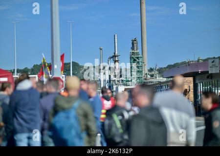 Le Havre, Francia, 11 ottobre 2022. I sindacalisti e i dipendenti DELLA CGT si riuniscono accanto alla raffineria TotalEnergies, a Gonfreville-l'Orcher, vicino a le Havre, nella Francia nordoccidentale, il 11 ottobre; 2022. I lavoratori hanno votato per continuare lo sciopero dei salari. Martedì il governo francese ha minacciato di rompere con la forza i blocchi delle raffinerie e dei depositi petroliferi, che sono stati paralizzati da operai in sciopero, mentre gli automobilisti hanno continuato ad assediare le stazioni di benzina nella speranza di riempire i loro serbatoi. Circa un terzo delle stazioni di servizio francesi erano ancora a basso consumo di benzina, o ne erano esaurite, come azione di sciopero contro il gigante dell'energia Tota Foto Stock