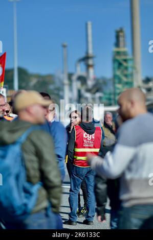 Le Havre, Francia, 11 ottobre 2022. I sindacalisti e i dipendenti DELLA CGT si riuniscono accanto alla raffineria TotalEnergies, a Gonfreville-l'Orcher, vicino a le Havre, nella Francia nordoccidentale, il 11 ottobre; 2022. I lavoratori hanno votato per continuare lo sciopero dei salari. Martedì il governo francese ha minacciato di rompere con la forza i blocchi delle raffinerie e dei depositi petroliferi, che sono stati paralizzati da operai in sciopero, mentre gli automobilisti hanno continuato ad assediare le stazioni di benzina nella speranza di riempire i loro serbatoi. Circa un terzo delle stazioni di servizio francesi erano ancora a basso consumo di benzina, o ne erano esaurite, come azione di sciopero contro il gigante dell'energia Tota Foto Stock