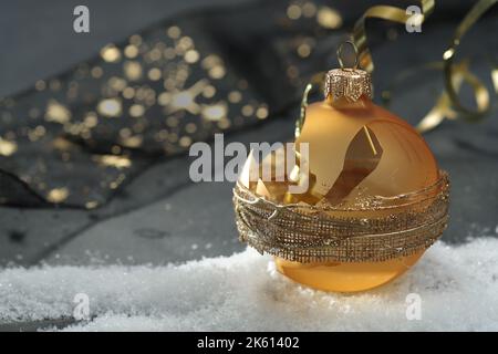 Palla di Natale di lusso su sfondo astratto. Buon Natale tempo concetto Foto Stock