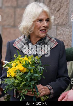 Queen Consort partecipa a un ricevimento per ringraziare la comunità di Aberdeenshire per la loro organizzazione e sostegno dopo la morte della Regina Elisabetta II a Station Square, The Victoria & Albert Halls, Ballater. Data immagine: Martedì 11 ottobre 2022. Foto Stock