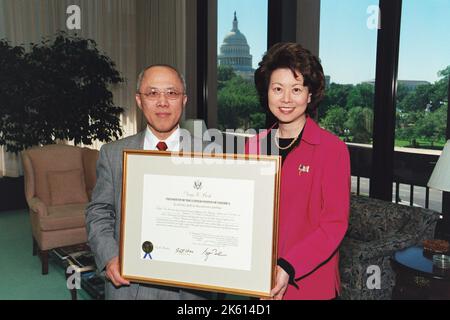 Ufficio del Segretario - il Segretario Elaine Chao presenta il certificato a Sam Mok Foto Stock