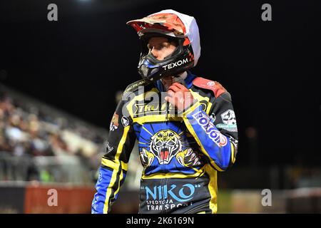 Manchester, Regno Unito. 10th Ott 2022. Tobiasz Musielak di Sheffield 'TruPlant' Tigers durante la prima tappa della Premiership Grand Final al National Speedway Stadium di Manchester, lunedì 10th ottobre 2022. (Credit: Eddie Garvey | MI News) Credit: MI News & Sport /Alamy Live News Foto Stock