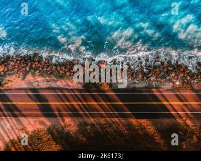 Strada tropicale nella costa di puerto rico vicino all'oceano Foto Stock