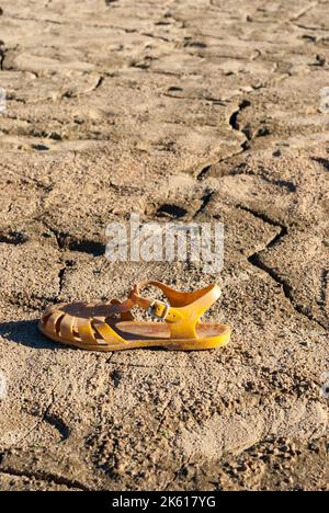 Sabbia di granchio di plastica su terreno incrinato dovuto mancanza di acqua cambiamento climatico siccità Extremadura Spagna Europa Foto Stock