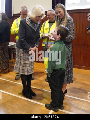 Il Queen Consort partecipa a un ricevimento per ringraziare la comunità di Aberdeenshire per la loro organizzazione e sostegno dopo la morte della Regina Elisabetta II a Station Square, il Victoria & Albert Halls, Ballater. Data immagine: Martedì 11 ottobre 2022. Foto Stock