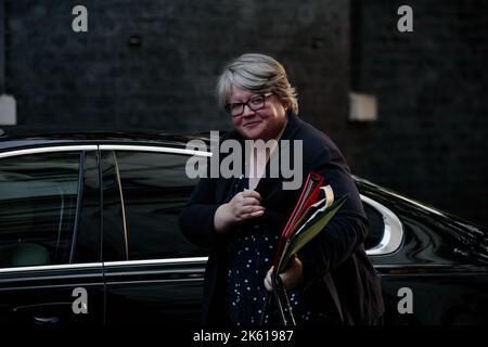 Downing Street, Londra, Regno Unito. 11th ottobre 2022. I ministri partecipano alla prima riunione del Gabinetto al 10 di Downing Street dopo la Conferenza del Partito conservatore della scorsa settimana. Thérèse Coffey MP, Vice primo Ministro, Segretario di Stato per la Salute e l'assistenza sociale. Foto:Amanda Rose/Alamy Live News Foto Stock