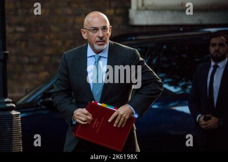 Downing Street, Londra, Regno Unito. 11th ottobre 2022. I ministri partecipano alla prima riunione del Gabinetto al 10 di Downing Street dopo la Conferenza del Partito conservatore della scorsa settimana. Nadhim Zahawi MP, Cancelliere del Ducato di Lancaster, Ministro delle relazioni intergovernative e Ministro delle pari opportunità. Foto:Amanda Rose/Alamy Live News Foto Stock