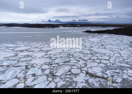 Pittoresco scenario di iceberg galleggianti sulla superficie del mare nel Parco Nazionale Vatnajokull in Islanda Foto Stock