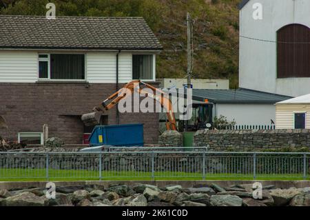 Bantry West Cork Irlanda, 11 ottobre 2022, ;Gardaí dove è chiamato per assistere gli addetti alle pulizie in un luogo di sosta a Bantry. L'equipaggio, che è stato incaricato dal consiglio della contea di Cork per liberare una parte non autorizzata del sito, ha dovuto affrontare una forte opposizione e ha dovuto ottenere l'assistenza di garda. Ad un certo punto si diceva che ci fossero circa 30 ufficiali del garda in scena. 4 sfridi di scarto sono stati rimossi. Credito; ed/Alamy Live News Foto Stock