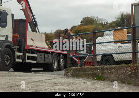 Bantry West Cork Irlanda, 11 ottobre 2022, ;Gardaí dove è chiamato per assistere gli addetti alle pulizie in un luogo di sosta a Bantry. L'equipaggio, che è stato incaricato dal consiglio della contea di Cork per liberare una parte non autorizzata del sito, ha dovuto affrontare una forte opposizione e ha dovuto ottenere l'assistenza di garda. Ad un certo punto si diceva che ci fossero circa 30 ufficiali del garda in scena. Un camion, pieno di metallo di scarto lascia il luogo. Credito; ed/Alamy Live News Foto Stock