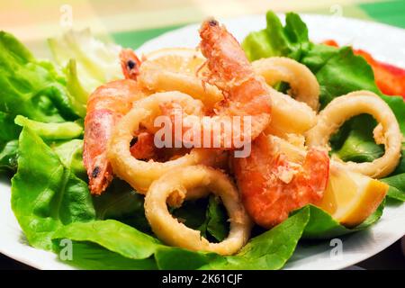 Un antipasto di pesce fritto dall'Italia meridionale (focalizzazione selettiva) Foto Stock
