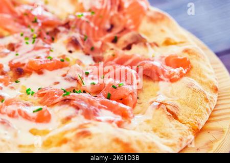 Primo piano di una pizza di salmone affumicata con salsa di yogurt e. erbe (dof poco profonde) Foto Stock