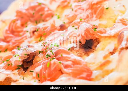 Primo piano di una pizza di salmone affumicata con salsa di yogurt e. erbe (dof poco profonde) Foto Stock