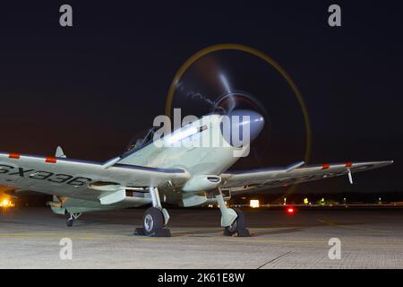 Vickers Supermarine Seafire XVII, SX336, Navy Wings, NAS Yeovilton di notte, Foto Stock