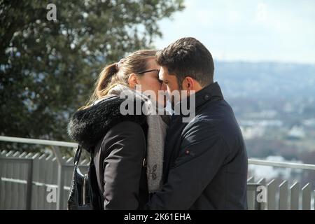 Giovane coppia baciata sulle strade di una città italiana Foto Stock