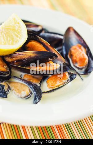 Le cozze al vapore in salsa di vino bianco Foto Stock