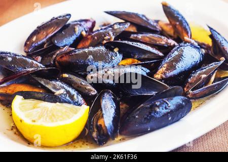 Le cozze al vapore in salsa di vino bianco Foto Stock