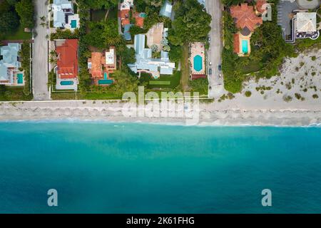 Vista aerea di quartiere ricco con case vacanze costose a Boca Grande, piccola città sull'isola di Gasparilla nel sud-ovest della Florida. Sogno americano Foto Stock