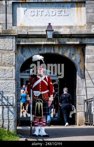 Halifax, Nuova Scozia, Canada -- 13 settembre 2022. Una guardia in tradizionale vestito cerimoniale all'esterno di un ingresso a Fort George a Halifax, Nuova Scozia. Foto Stock