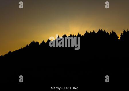 Skyline del Tempio di Borobudur durante l'alba: Il più grande Monumento buddista del mondo vicino a Muntilan, Giava Centrale, Indonesia Foto Stock