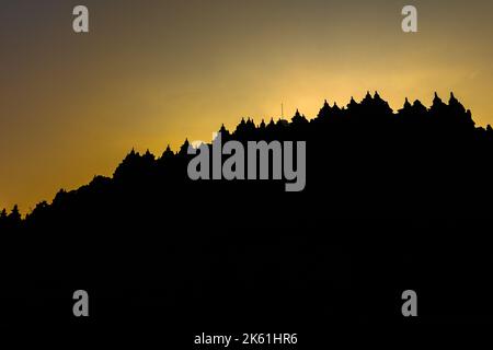 Skyline del Tempio di Borobudur durante l'alba: Il più grande Monumento buddista del mondo vicino a Muntilan, Giava Centrale, Indonesia Foto Stock