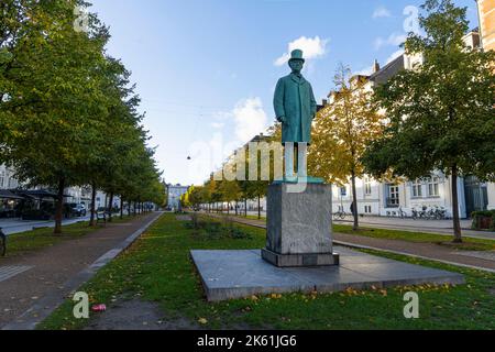 Copenaghen, Danimarca. Ottobre 2022. La statua di Carl Frederik Tietgen in una strada del centro della città Foto Stock