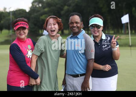 Bangladesh asso golfista Siddikur Rahman possiedono per le fotografie lungo i tifosi dopo aver vinto il titolo 7th Paragon Professional Golf Tournament al Kurmitola Foto Stock