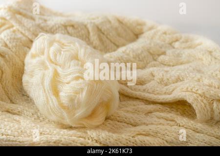 Fondo hobby lavorato a mano con coperta o sciarpa a maglia e palla di filato Foto Stock