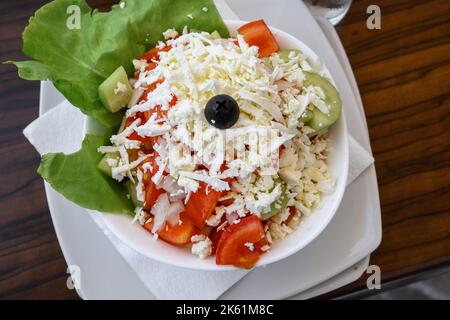 Shopska insalata, una delle insalate più popolari nel menu dei ristoranti montenegrin. Mix di cetrioli, pomodori, peperoni, cipolle, formaggio e oliv Foto Stock