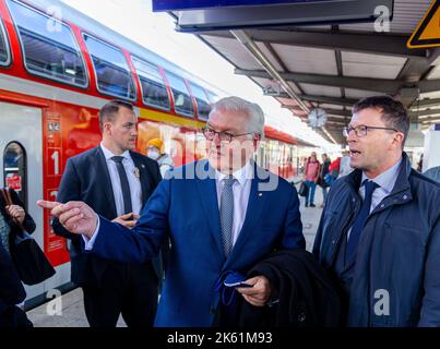 11 ottobre 2022, Meclemburgo-Pomerania occidentale, Neustrelitz: Il presidente federale Frank-Walter Steinmeier (2nd da destra) viene accolto alla stazione ferroviaria dal sindaco di Neustrelitz Andreas Grund (r) dopo il suo viaggio sull'espresso regionale. Nel contesto delle continue proteste contro la politica energetica e dei crescenti dubbi sulla democrazia, il Presidente federale sposta per tre giorni la sua residenza ufficiale nell'ex città residenziale di Meclemburgo-Pomerania occidentale e cerca di parlare direttamente con i cittadini in occasione di vari eventi. La piccola città del Mecklenburg orientale è la quarta tappa del 'ora locale GE Foto Stock