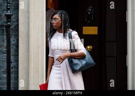 Downing Street, Londra, Regno Unito. 11th ottobre 2022. I ministri partecipano alla prima riunione del Gabinetto al 10 di Downing Street dopo la Conferenza del Partito conservatore della scorsa settimana. Kemi Badenoch MP, Segretario di Stato per il Commercio Internazionale e Presidente del Consiglio di Commercio. Amanda Rose/Alamy Live News Foto Stock